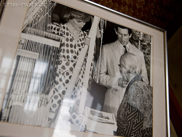 Conducting a demonstration of Nishijin weaving for the visiting British royal family in 1986.
